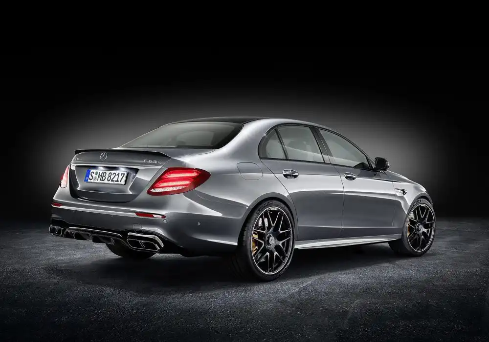 Mercedes-AMG E 63 S 4MATIC+, Studioaufnahme ;Kraftstoffverbrauch kombiniert: 9,2 – 8,9l/100 km; CO2-Emissionen kombiniert: 209 - 203 g/km Mercedes-AMG E 63 S 4MATIC+, studio shot; Fuel consumption combined: 9,2 – 8,9 l/100 km; Combined CO2 emissions: 209 - 203 g/km