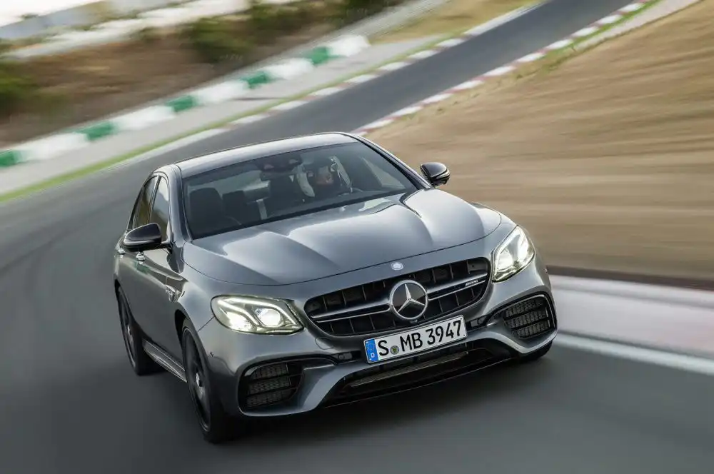 Mercedes-AMG E 63 S 4MATIC+, Außenaufnahme ;Kraftstoffverbrauch kombiniert: 9,2 – 8,9l/100 km; CO2-Emissionen kombiniert: 209 - 203 g/km Mercedes-AMG E 63 S 4MATIC+, outdoor shot; Fuel consumption combined: 9,2 – 8,9 l/100 km; Combined CO2 emissions: 209 - 203 g/km