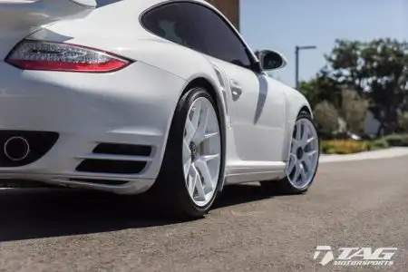 Porsche 997 Turbo with HRE R101 Wheels in Gloss White
