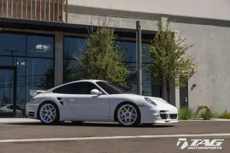 Porsche 997 Turbo with HRE R101 Wheels in Gloss White