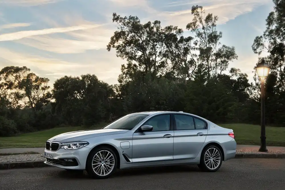 BMW 530e iPerformance: The World's Most Successful Business Sedan Gets A Plug-In Hybrid Version 9 BMW 530e iPerformance