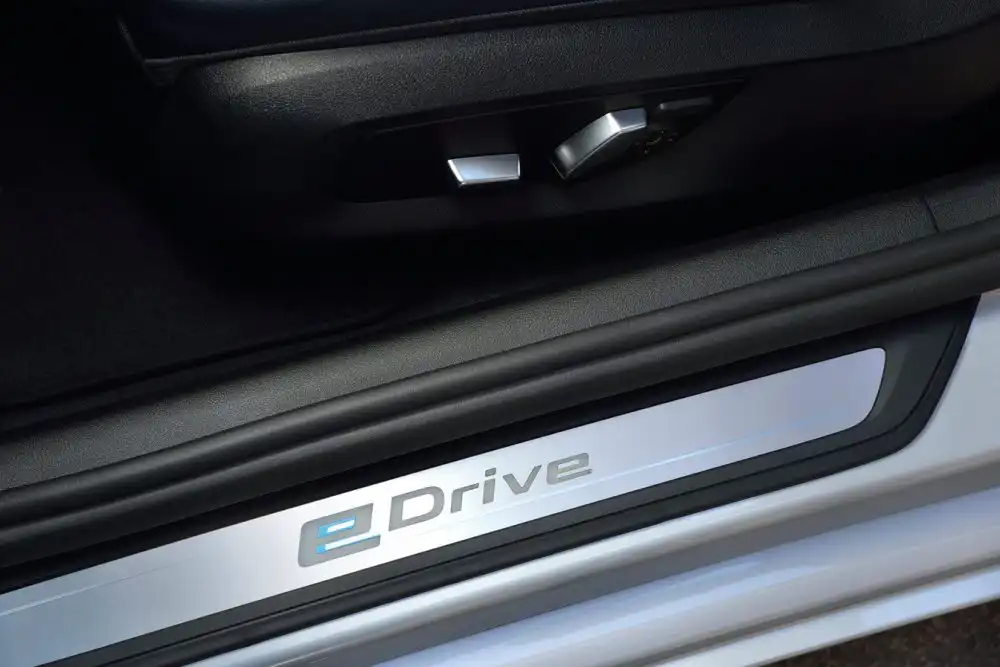 BMW 530e iPerformance: The World's Most Successful Business Sedan Gets A Plug-In Hybrid Version 10 BMW 530e iPerformance