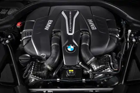 BMW M550i xDrive Engine