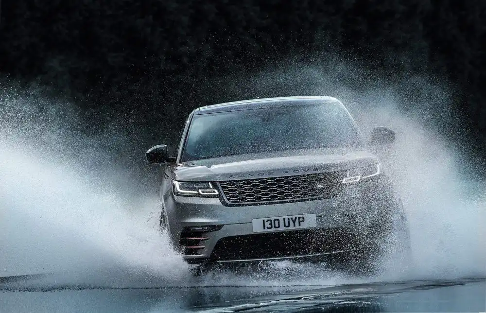 Land Rover Unveils the Range Rover Velar 83 RR Velar 18MY 427 GLHD PR Location Dynamic 010317