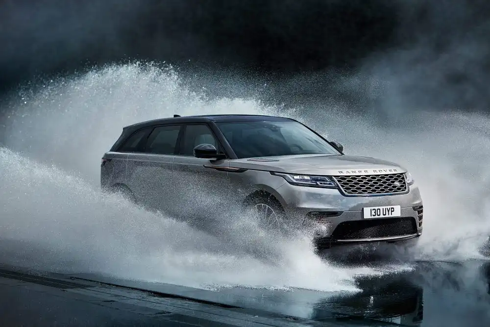 Land Rover Unveils the Range Rover Velar 82 RR Velar 18MY 435 GLHD PR Location Dynamic 010317