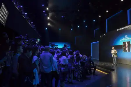 Mercedes-Benz Cars am Vortag der Auto China 2018: Die neue A-Klasse L Limousine feiert Weltpremiere in Peking