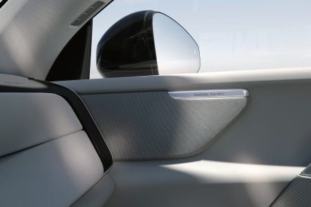 Volvo Cars reveals the new XC70 – a plug-in hybrid for every j