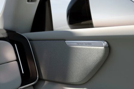 Volvo Cars reveals the new XC70 – a plug-in hybrid for every j